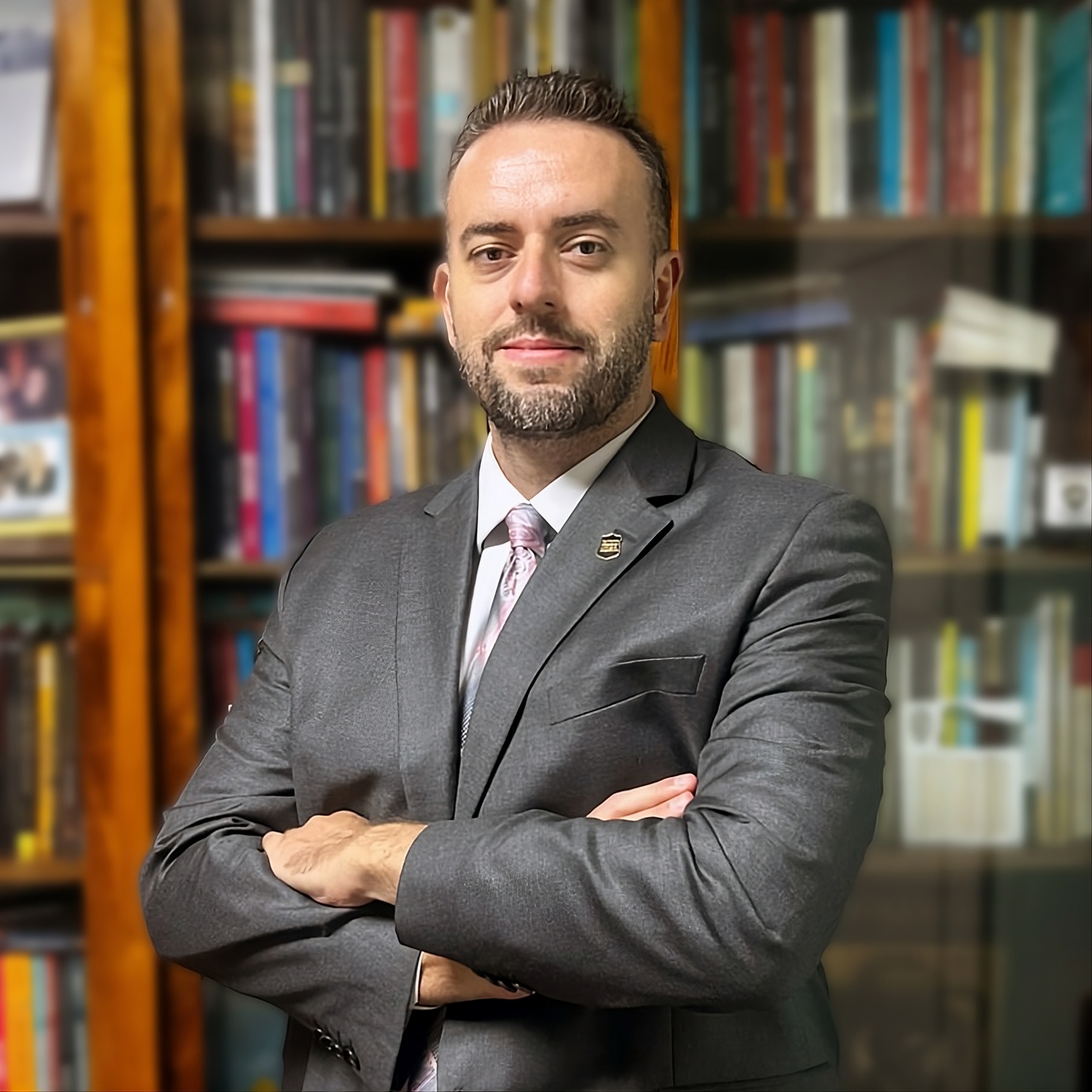 Felipe Eduardo Sousa em ambiente com livros