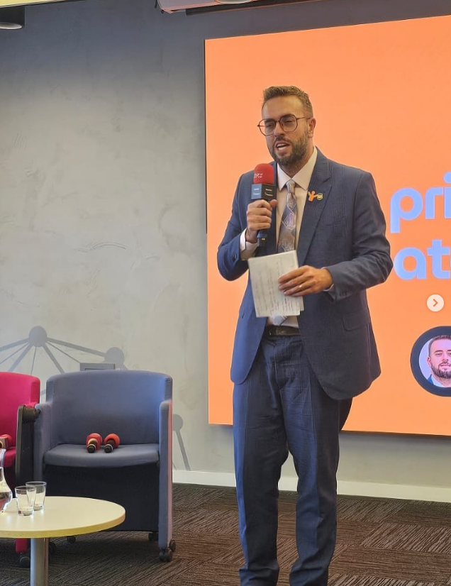 Felipe Eduardo Sousa palestrando em evento